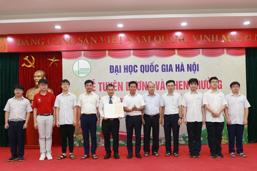 Đại học Quốc gia Hà Nội khen thưởng học sinh đoạt Huy chương Vàng Olympic Quốc tế ảnh 1