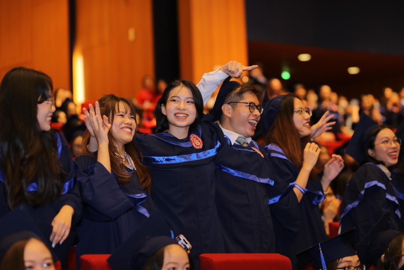 Trường ĐH Ngoại thương trao bằng tốt nghiệp cho 2.034 tân cử nhân ảnh 2