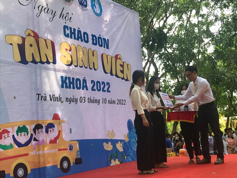 PGS.TS Diệp Thanh Tùng, Phó hiệu trưởng trường ĐH Vinh trao học bổng cho sinh viên.