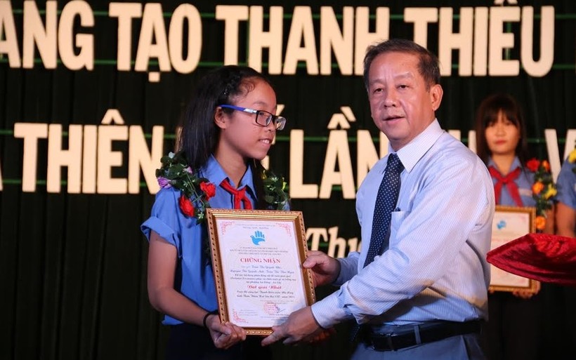 Ông Phan Ngọc Thọ - Phó chủ tịch Thường trực UBND tỉnh Thừa Thiên - Huế - trao bằng khen cho đề tài đạt giải nhất