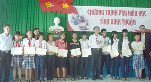 Bình Thuận: Trao học bổng “Pru - Hiếu học”