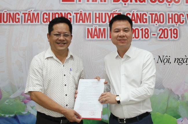 Tổng biên tập Triệu Ngọc Lâm (phải) trao quyết định bổ nhiệm cho ông Phan Bùi Bảo Thi