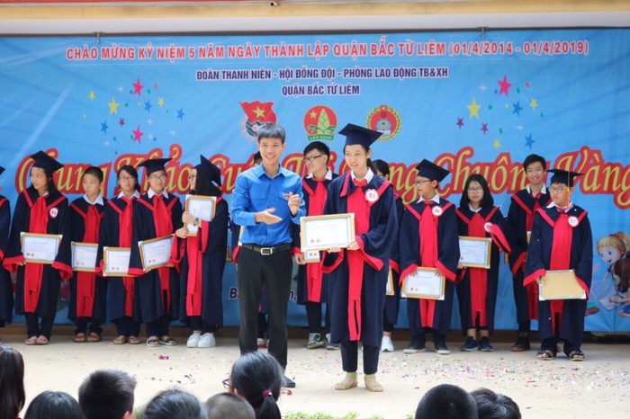 Ban tổ chức trao thưởng cho các thí sinh xuất sắc trong Cuộc thi Rung chuông vàng" chống xâm hại trẻ em, bạo lực học đường.