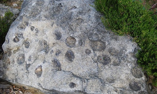 Tảng đá "sinh con" trong hàng trăm năm
