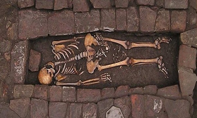Thai nhi được sinh trong nấm mộ 1.300 năm tuổi
