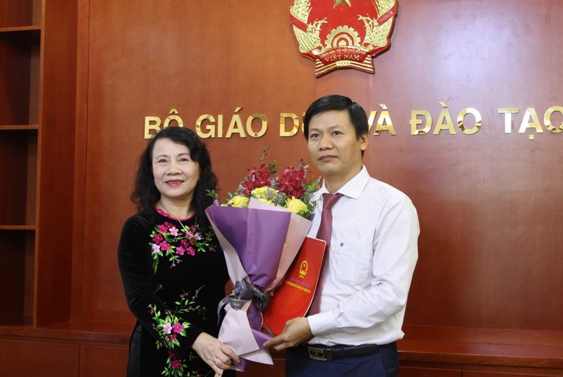 Thứ trưởng Nguyễn Thị Nghĩa trao quyết định bổ nhiệm và tặng hoa chúc mừng PGS.TS Nguyễn Thanh Đề