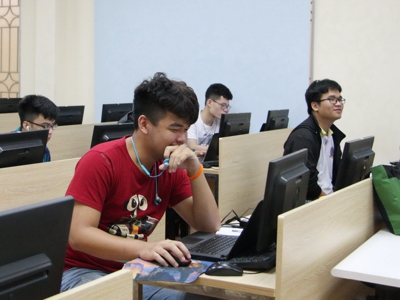 Đội tuyển Tin học thi trực tuyến tại Đại học Công nghệ.