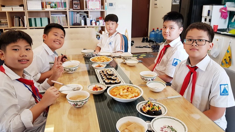 Jo Hanul (ở giữa) và các bạn cùng lớp.