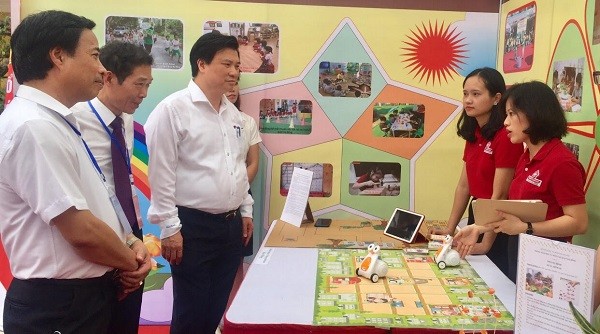 Thứ trưởng Nguyễn Hữu Độ tham quan không gian trưng bày với chủ đề “Giáo dục Hà Nội đổi mới để phát triển”.