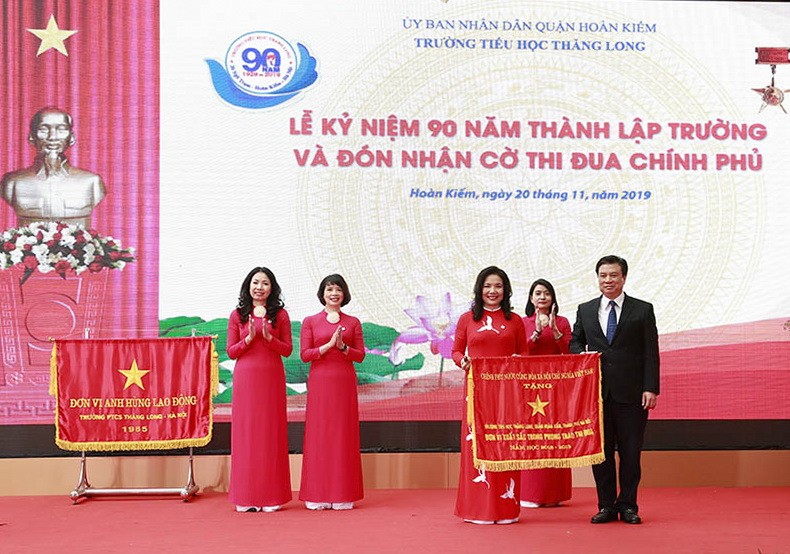 Thứ trưởng Bộ GD&ĐT Nguyễn Hữu Độ tặng Cờ thi đua của Thủ tướng Chính phủ cho nhà trường.