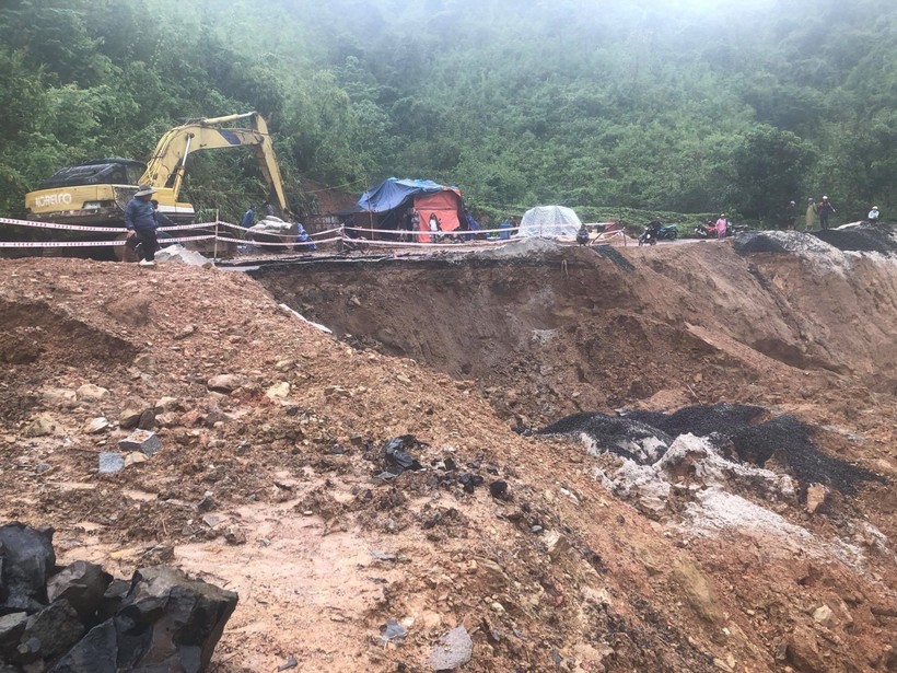 Các lực lượng chức năng và nhà thầu đang khẩn trương khắc phục sự cố sạt lở nghiêm trọng tuyến đường ven sông Krông Nô (huyện Lắk)