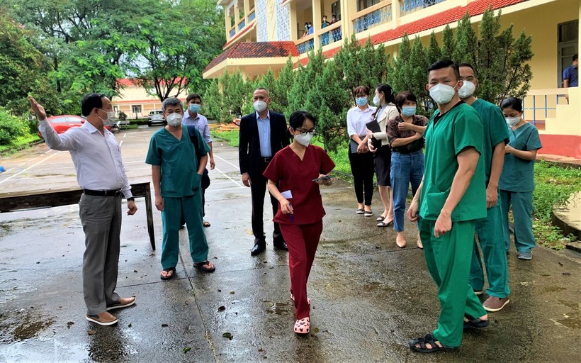 Đội ngũ y, bác sỹ bệnh viện Chợ Rẫy - TP HCM đến kiểm tra bệnh viện dã chiến số 1 của tỉnh Đắk Lắk.