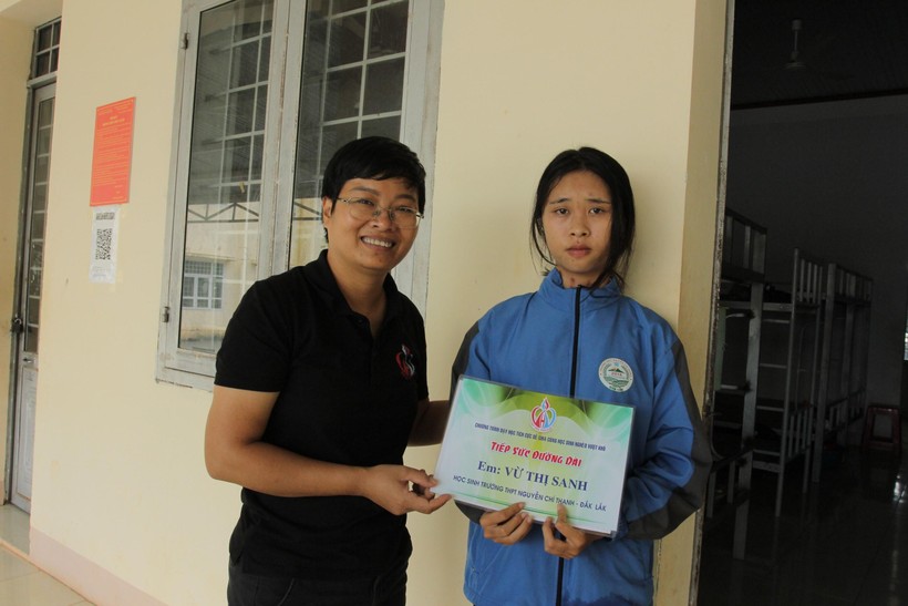 Bạn đọc Báo GD&TĐ tiếp sức đến trường cho một học sinh người Mông ảnh 1