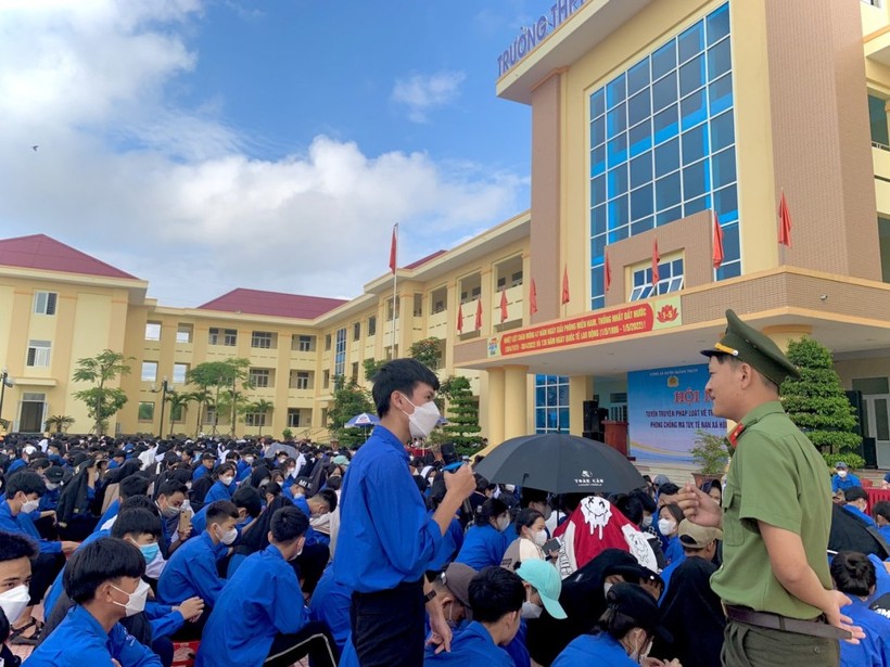 Công an huyện Quảng Trạch phổ biến các quy định pháp luật cho học sinh. 
