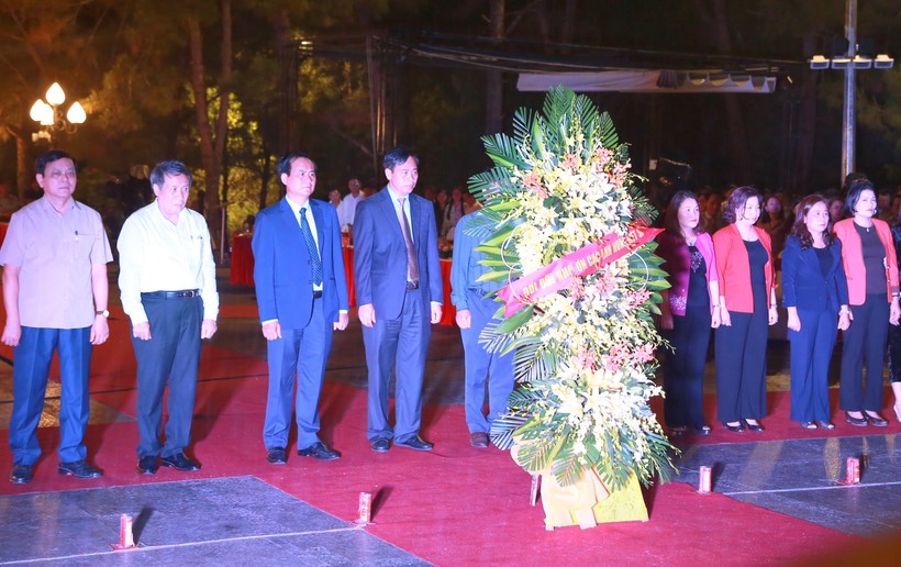 Lãnh đạo tỉnh Quảng Trị viếng các liệt sĩ nhân kỷ niệm 50 năm giải phóng.