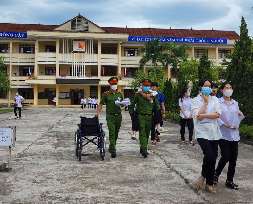 Quảng Trị: Bị tai nạn, thí sinh nén đau ngồi xe lăn đến trường thi ảnh 1