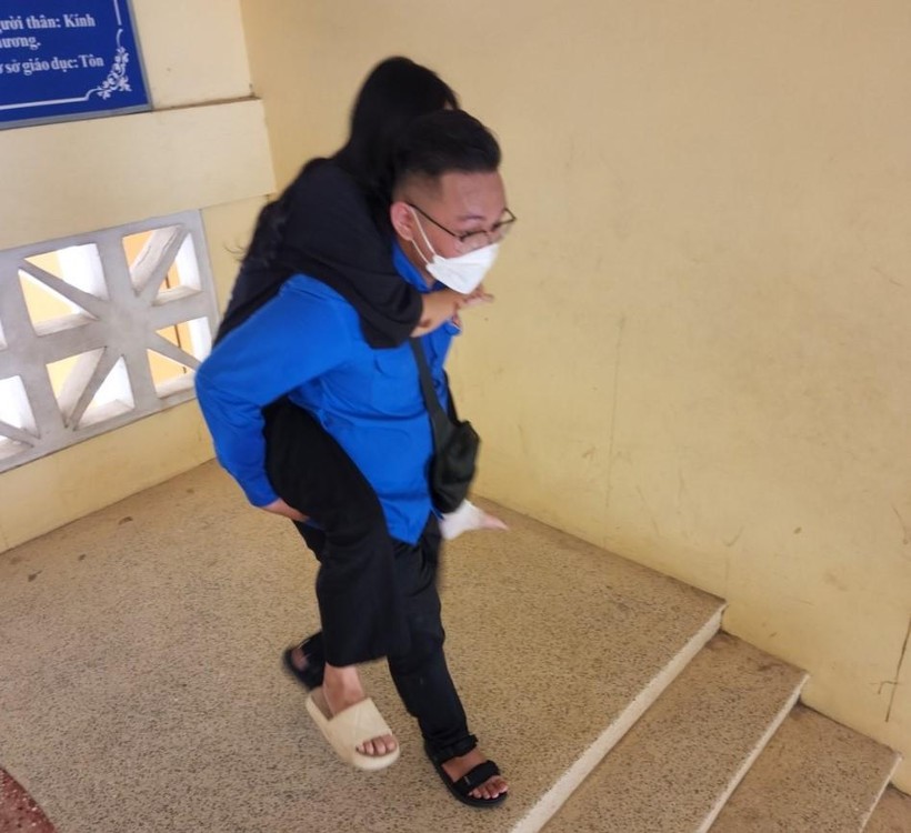 Quảng Trị: Bị tai nạn, thí sinh nén đau ngồi xe lăn đến trường thi ảnh 2