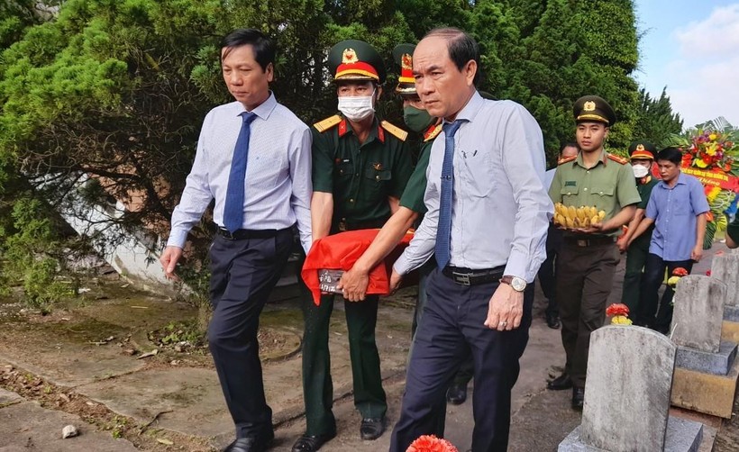 Lãnh đạo tỉnh Quảng Trị và huyện Hướng Hóa di chuyển hài cốt liệt sĩ về nơi an táng.