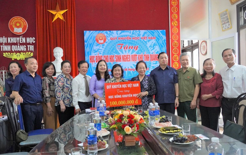 GS.TS Nguyễn Thị Doan trao tặng học bổng đến học sinh Quảng Trị.
