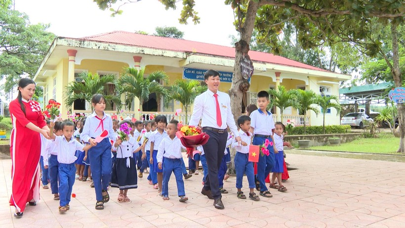 Học sinh miền núi Quảng Trị vui tươi trong ngày khai giảng ảnh 5