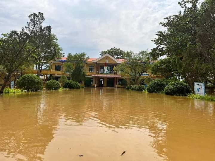 Trường học vùng ngập lụt Quảng Trị khắc phục khó khăn giảng dạy trở lại ảnh 1