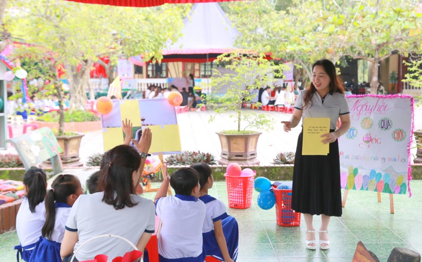 Học sinh Trường Tiểu học thị trấn Ái Tử thích thú tham gia Ngày hội Chơi.