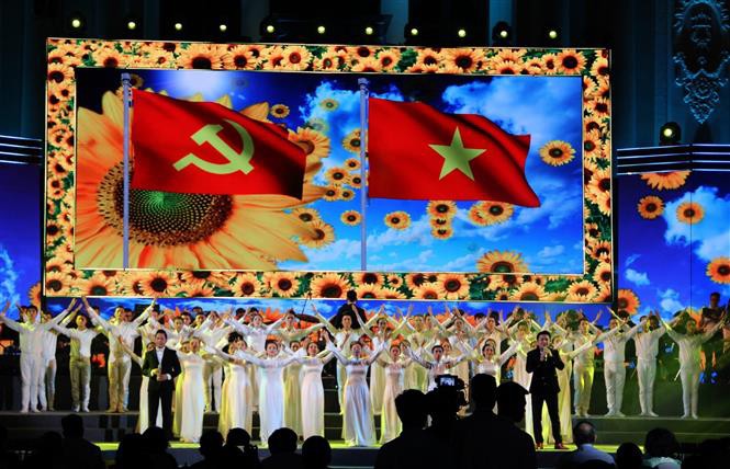 Tối 2/2/2019, TP Hồ Chí Minh tổ chức chương trình biểu diễn nghệ thuật kỷ niệm 89 năm Ngày thành lập Đảng Cộng sản Việt Nam (3/2/1930 - 3/2/2019) với chủ để ‘Nắng ấm về trên Tổ quốc”. Ảnh: Xuân Dự TTXVN