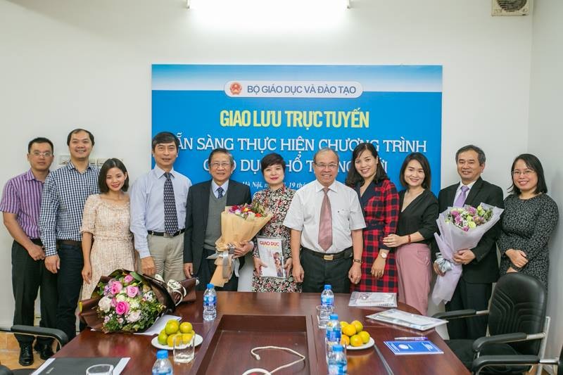 Phó TBT Báo GD&TĐ Dương Thanh Hương (giữa) cùng các chuyên gia tham gia giao lưu trực tuyến. Ảnh: Thế Đại.