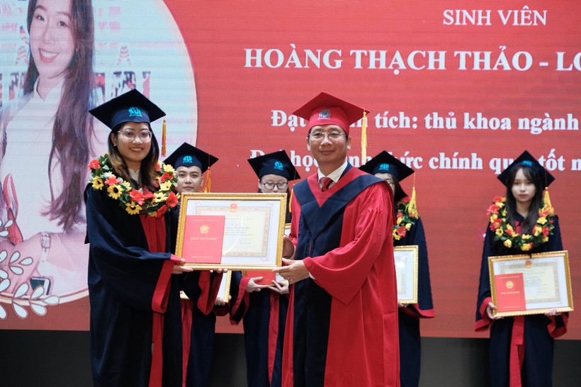 PGS.TS Nguyễn Bá Chiến – Bí thư Đảng ủy, Hiệu trưởng trường Đại học Nội vụ Hà Nội trao bằng tốt nghiệp cho các thủ khoa.
