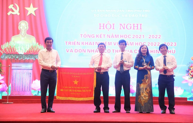 Thừa ủy quyền của Thủ tướng, Phó Chủ tịch UBND tỉnh Phú Thọ Hồ Đại Dũng (bìa trái) trao Cờ thi đua cho Sở GD&ĐT Phú Thọ