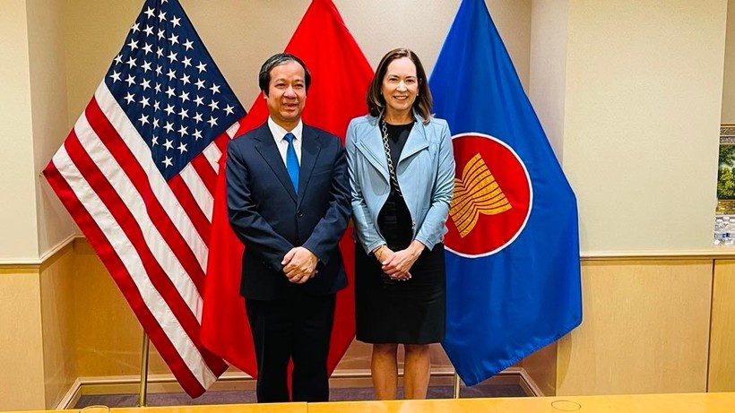 Bộ trưởng Nguyễn Kim Sơn và bà Lee Satterfield - Thứ trưởng Bộ Ngoại giao Hoa Kỳ tại buổi làm việc.