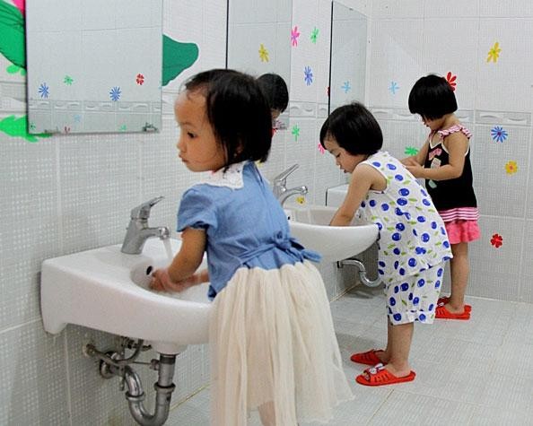 Hệ luỵ khôn lường khi nhà vệ sinh trường học không đủ sạch ảnh 2