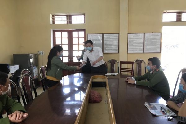Chị Ng. nhận quyết định xử phạt từ chính quyền huyện Văn Yên.