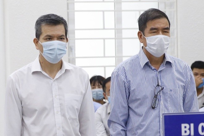 Cựu Trưởng Ban Quản lý dự án Nghi Sơn, Trần Khắc Hiệp (phải) bị tuyên án 4 năm tù về tội Lập quỹ trái phép. Ảnh: Hoàng Lam.