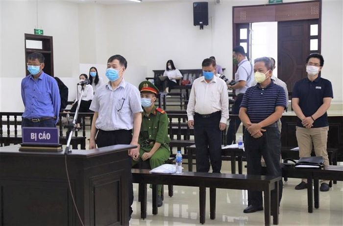 Các bị cáo kháng cáo có mặt tại phiên tòa phúc thẩm. Ảnh: Quang Tuyền.