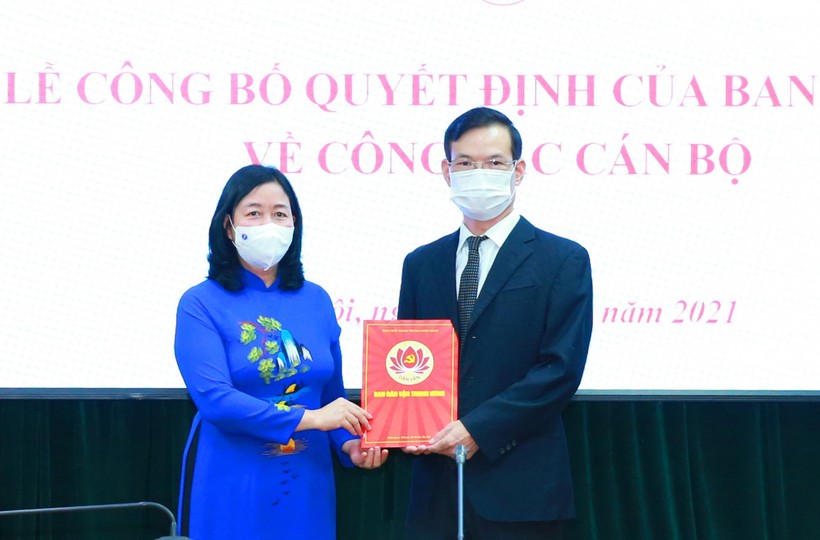 Bà Bùi Thị Minh Hoài, Trưởng Ban Dân vận Trung ương trao quyết định điều động, bổ nhiệm ông Triệu Tài Vinh làm Phó Trưởng Ban Dân vận Trung ương.