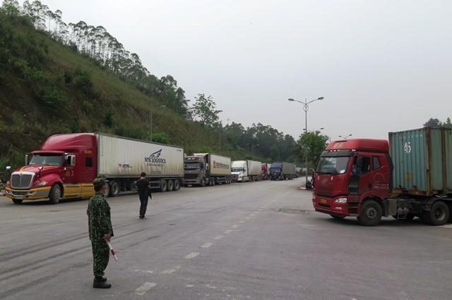 Sở Công Thương tỉnh Lạng Sơn vừa có thông báo tạm thời dừng tiếp nhận phương tiện chở mặt hàng hoa quả tươi lên cửa khẩu đường bộ của tỉnh Lạng Sơn để xuất khẩu sang Trung Quốc. 