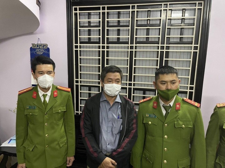 Giám đốc CDC Thừa Thiên Huế Hoàng Văn Đức (ở giữa) bị khởi tố, bắt tạm giam.
