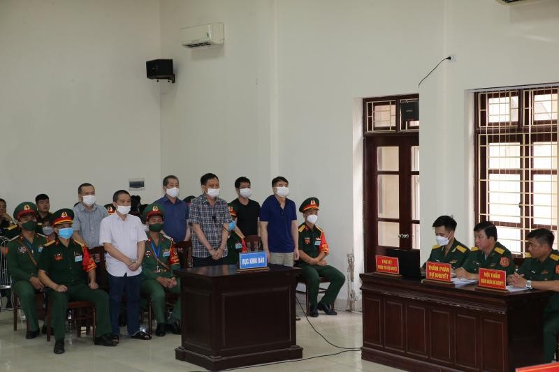 Các bị cáo tại phiên tòa xét xử. Ảnh: Nguyễn Hưng.