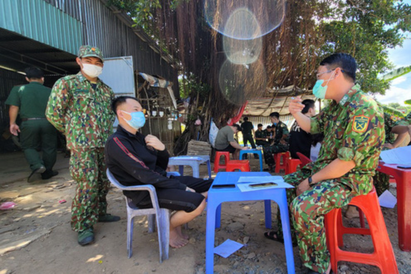 Lực lượng Bộ đội Biên phòng tỉnh An Giang làm việc với 1 trong số những người chạy từ Campuchia về. 