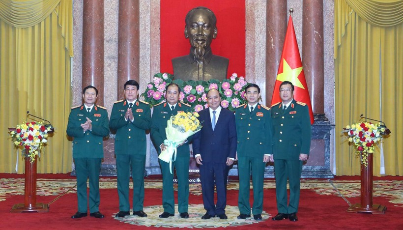 Chủ tịch nước Nguyễn Xuân Phúc và lãnh đạo Bộ Quốc phòng chúc mừng Thượng tướng Phùng Sĩ Tấn. 