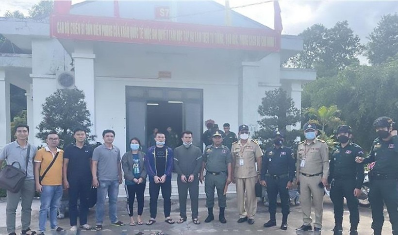 Công an Đồng Nai phối hợp Cục Cảnh sát hình sự và Cảnh sát Hoàng gia Campuchia tiếp nhận các đối tượng trong đường dây mua bán người.