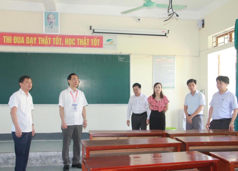 Thứ trưởng Hoàng Minh Sơn kiểm tra công tác chuẩn bị Kỳ thi Tốt nghiệp THPT tại Hà Tĩnh.