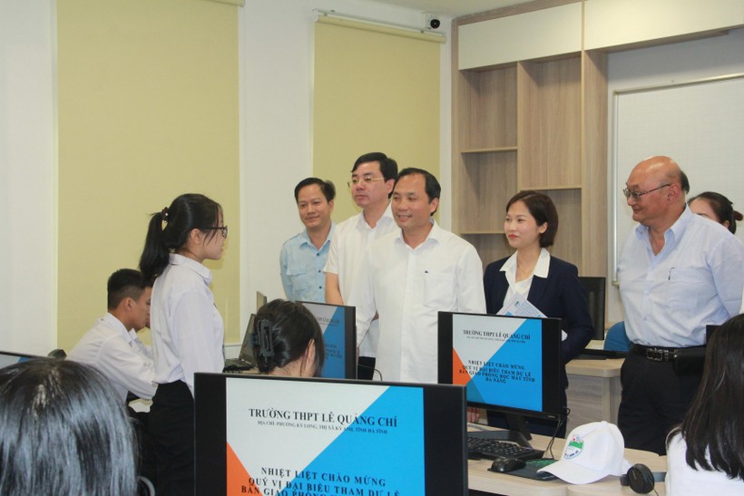 Bí thư Tỉnh ủy Hoàng Trung Dũng tham quan phòng máy tính do Quỹ Minh Đức tài trợ.