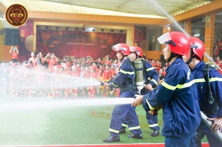 Học sinh mầm non thích thú tập làm lính cứu hỏa ảnh 8