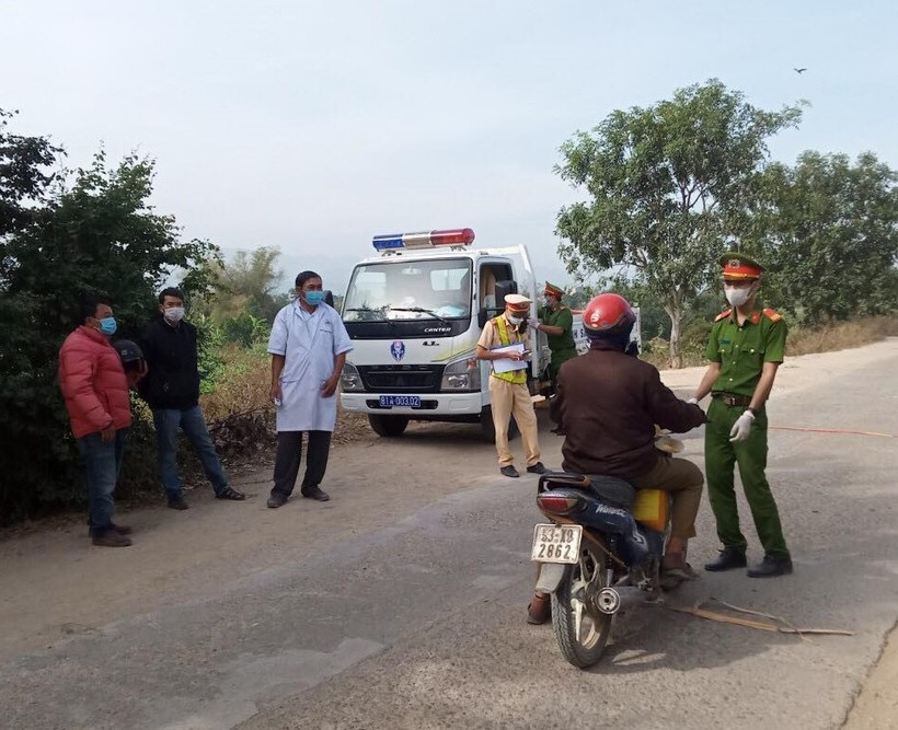 Lực lượng chức năng tỉnh Gia Lai lập chốt tại đường Đông Trường Sơn (huyện Ia Pa) để phòng, chống dịch bệnh.
