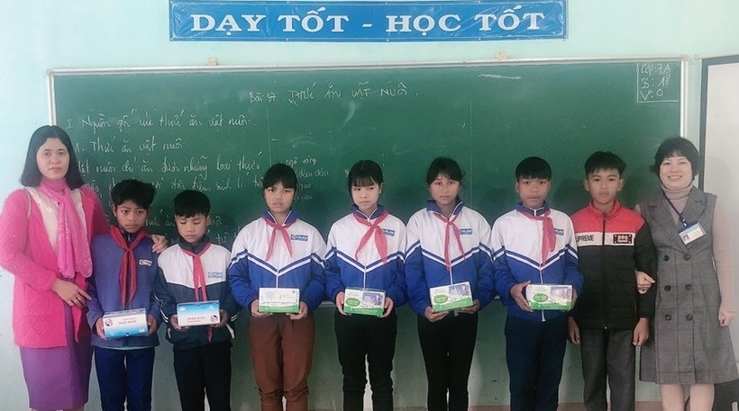 Cô Nguyễn Thị Hoàn (bên trái) trao tặng hơn 3.000 hộp khẩu trang cho học sinh nghèo.