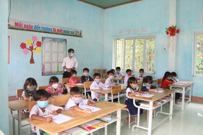 Giáo viên Điểm trường Đăk Púk – Trường PTDT bán trú Tiểu học Đăk Nên giảng dạy cho học sinh.