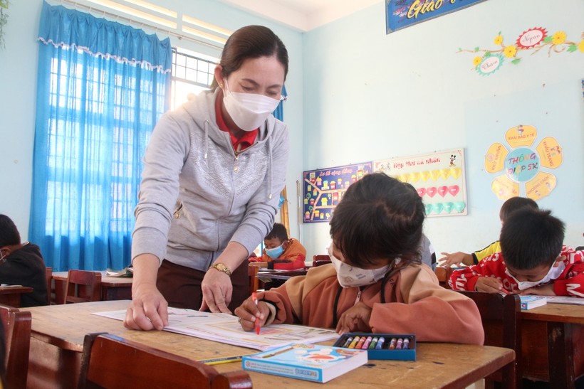 Hạnh phúc của cô Nguyệt Ánh là học sinh lớp 1 biết đọc, biết viết và tính toán.