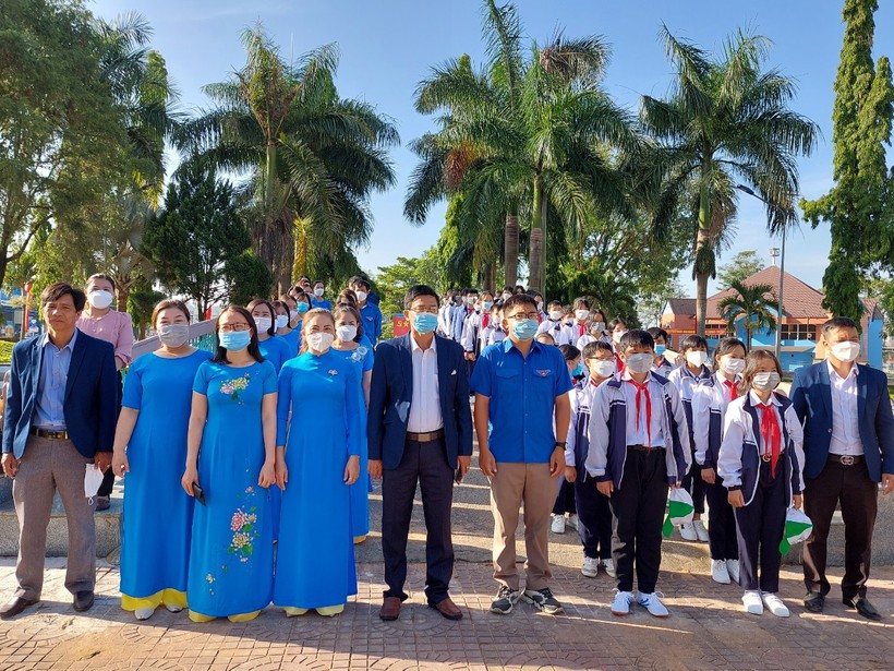 Nhà trường cùng học sinh Trường THCS Lương Thế Vinh tổ chức thăm và Dâng hoa nhân kỷ niệm 50 năm “Chiến thắng Đăk Tô – Tân Cảnh”.